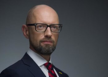 Мне устроили горящую землю под ногами. Сегодня Порошенко если не жалеет, то ставит под сомнение целесообразность этого, — Яценюк