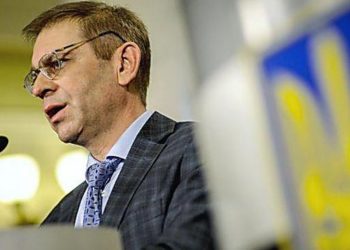 Другий пішов. Хто захищатиме Порошенка?