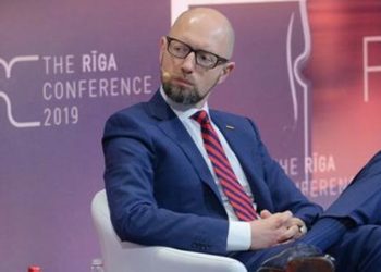 Яценюк выиграл в суде два дела по проекту «Стена»