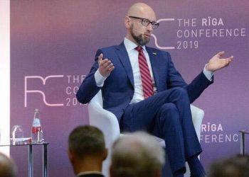 Коррупция, девальвация, рост коммуналки. Пять подвигов Арсения Яценюка, который вновь хочет вернуться во власть