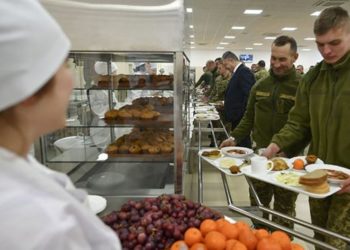 Коронавирус и коррупция наступают: почему Минобороны не может накормить солдат