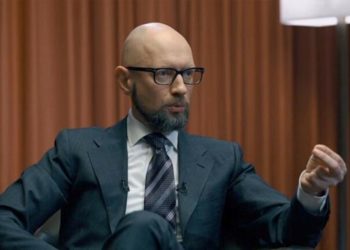 Яценюк подает иск за информацию о коррупции на проекте «Стена»