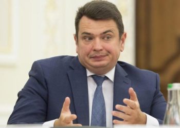 Директор НАБУ фигурирует в делах о получении многомиллионных взяток — журналист