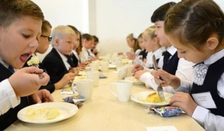 В столовых школ и детсадов