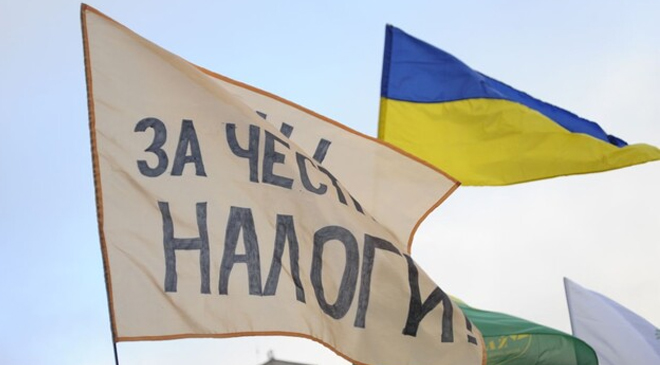 над понижением налогов