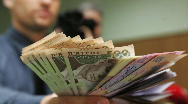 в два раза повысил зарплаты некоторым чиновникам