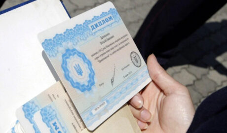 Минобразования заблокировало выдачу дипломов