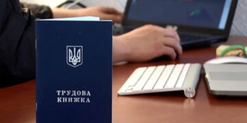 стали задерживать и резать зарплаты